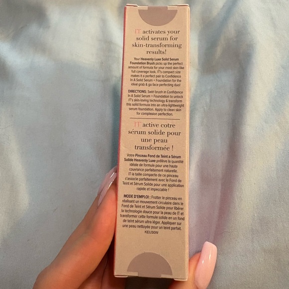 IT Cosmetics Heavenly Luxe Brush with Black Handle and Cream Bristles - Picture 3 of 4